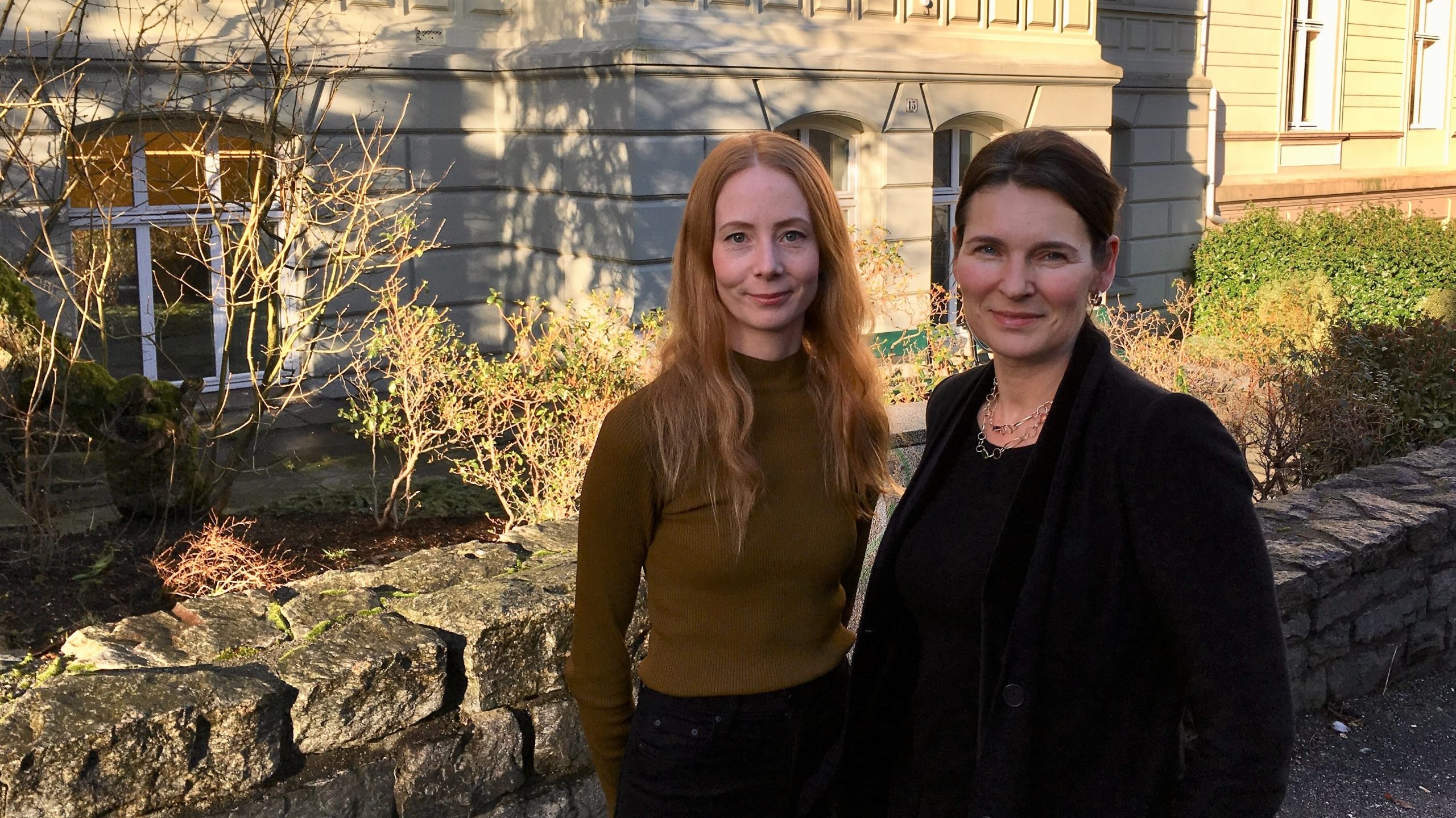  PhD candidate Hege Stein Helland and Professor Marit Skivenes in front of the Department building in Christies gate.